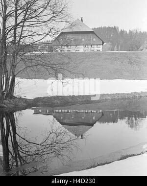 Skigebiet im Schwarzwald, Deutsches Reich 1930er Jahre. Ski region in the Black Forest, Germany 1930s. Stock Photo