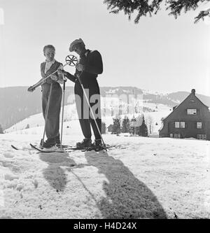 Ein Ausflug in das Skigebiet Reheberg im Erzgebirge, Deutsches Reich 1930er Jahre. An excursion to the ski region Reheberg in the Erz Mountains, Germany 1930s. Stock Photo