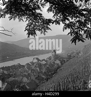 Blick auf Zell an der Mosel mit der Kirche St. Peter, Deutschland 1930er Jahre. View to the town of Zell at river Moselle with St. Peter's church, Germany 1930s. Stock Photo