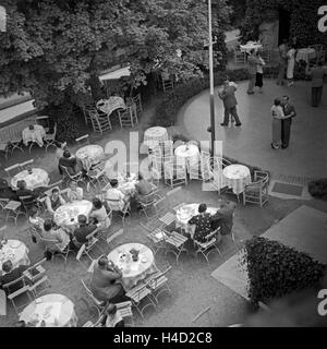 Tische einer Außengastronomie mit Tanzfläche in Wildbad im Schwarzwald, Deutschland 1930er Jahre. Tables of an outdoor gastronomy and dancefloor at Wildbad in Black Forest, Germany 1930s. Stock Photo