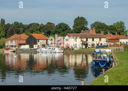 River Bure and Rising Sun Inn, Coltishall, Norfolk, England Stock Photo