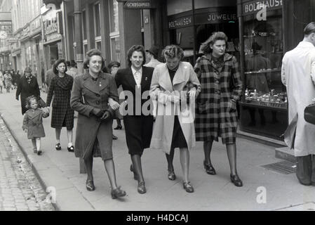 Die Weltmeisterin Anni Kapell beim Einkaufen mit Freundinnen in Düsseldorf, Deutsches Reich 1941. World champion Anni Kapell going shopping with friends in Düsseldorf, Germany 1941. Stock Photo