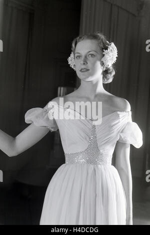 Die Schauspielerin Kristina Sderbaum in einem Abendkleid von Moderschpferin Annemaria Geise; Deutschland ca. 1939. Actress Kristina Sderbaum wearing an evening dress of fashion designer Annemaria Geise; Germany ca. 1939. Stock Photo