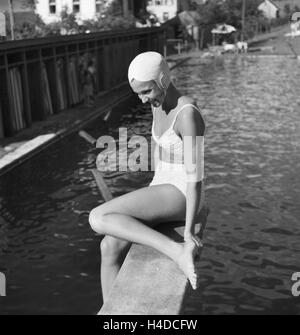 Eine junge Frau im Sommer am Badesee, Deutschland 1930er Jahre. A young woman gone swimming at a lake in summer time, Germany 1930s. Stock Photo