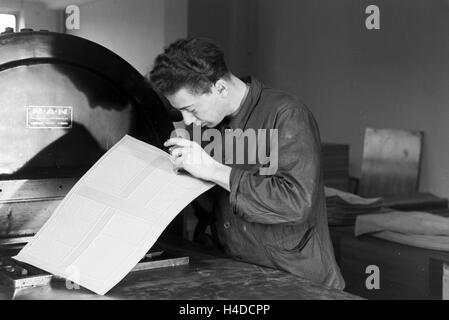 Produktionskontrolle in den MAN Werken, Deutsches Reich 1930er Jahre. Production control in the MAN plants, Germany 1930s. Stock Photo