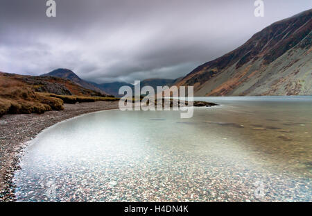 Wast Water lake and screes in the English Lake District, long exposure and curving shingle beach, wastwater Stock Photo