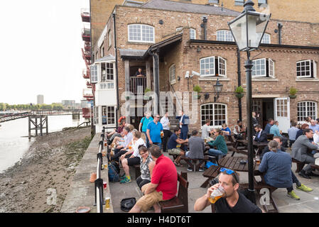 Thames riverside beer garden of the Captain Kidd pub in Wapping, London, England, UK Stock Photo