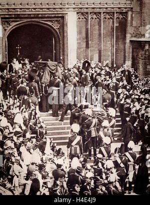 The coffin of King Edward VII is carried into St George's Chapel in Windsor Castle on 20th May 1910. Stock Photo