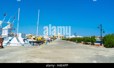 The walkway along the sea in Hurghada Marina with the view on the Central Mosque, Egypt. Stock Photo