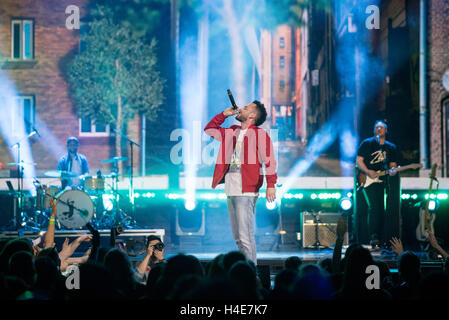 Seattle-based musician Sol performs for the crowd at WE Day Seattle in Key Arena Stock Photo