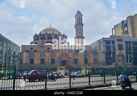 Al-Azhar Avenue with the metal fence, separating different directions of movement, and the Muhammad Bey Abu Al-Dhahab Mosque Stock Photo