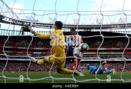 Arsenal's Theo Walcott (centre) scores his side's second goal of the game during the Premier League match at the Emirates Stadium, London. Stock Photo