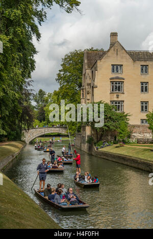 Punting on the Cam, Cambridge, Cambridgeshire, England Stock Photo