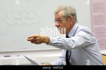 Sir Ian McKellen gives an acting lesson to pupils at  Henley Castle School, Worcester Stock Photo