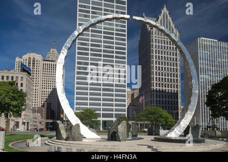 TRANSCENDING LABOR LEGACY MONUMENT ARCH (©DAVID BARR/SERGIO DI GIUSTI 2003) HART PLAZA DOWNTOWN DETROIT MICHIGAN USA Stock Photo