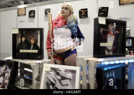Berlin, Germany. 15th Oct, 2016. Isabel poses as Harley Quinn at the fair 'German Comic Con' in Berlin, Germany, 15 October 2016. PHOTO: JOERG CARSTENSEN/dpa/Alamy Live News Stock Photo