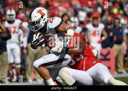 Piscataway, New Jersey, USA. 15th Oct, 2016. Illinois running back, KENDRICK FOSTER (22), rushes the ball against the Rutgers defense in a game at Highpoint Solutions Stadium in Piscataway, New Jersey. © Joel Plummer/ZUMA Wire/Alamy Live News Stock Photo