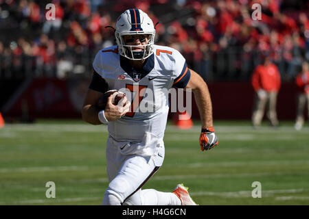 Piscataway, New Jersey, USA. 15th Oct, 2016. Illinois quarterback CHAYCE CROUCH, (7), rushes the ball against the Rutgers defense in a game at Highpoint Solutions Stadium in Piscataway, New Jersey. © Joel Plummer/ZUMA Wire/Alamy Live News Stock Photo