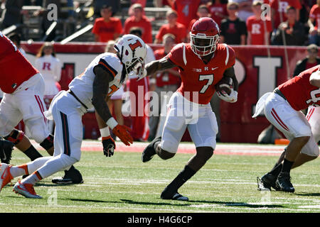 Piscataway, New Jersey, USA. 15th Oct, 2016. Rutgers running back, ROBERT MARTIN (7), rushes the ball against the Illinois defense in a game at Highpoint Solutions Stadium in Piscataway, New Jersey. © Joel Plummer/ZUMA Wire/Alamy Live News Stock Photo