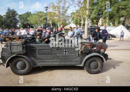 Murcia, Spain. 16th October, 2016. The Association Belix Códex retakes the city of Murcia for a historical military reenactment of the great military conflicts that hit the world last century, highlighting the First and Second World War . Credit:  ABEL F. ROS/Alamy Live News Stock Photo