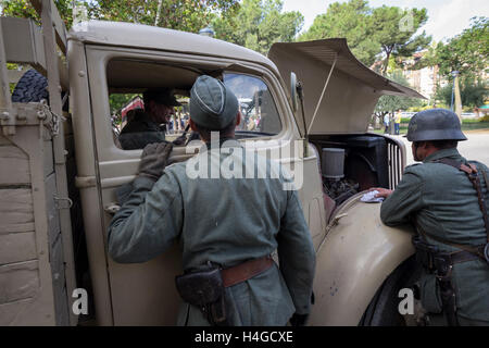 Murcia, Spain. 16th October, 2016. The Association Belix Códex retakes the city of Murcia for a historical military reenactment of the great military conflicts that hit the world last century, highlighting the First and Second World War . Credit:  ABEL F. ROS/Alamy Live News Stock Photo