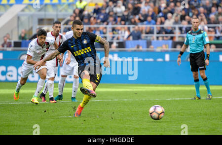 Milan, Italy, 16 october 2016: Mauro Icardi fails a penalty during the Serie A football match between FC Internazionale and Cagliari Calcio. Credit:  Nicolò Campo/Alamy Live News Stock Photo