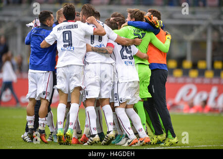 Milan, Italy, 16 october 2016: Players of Cagliari Calcio celebrate at the end of the Serie A football match between FC Internazionale and Cagliari Calcio. Credit:  Nicolò Campo/Alamy Live News Stock Photo