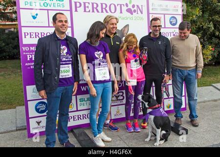 Madrid, Spain. 16th Oct, 2016. US ambassador in Spain James Costos and designer Michael Smith during the race dog 'Perroton' in Madrid on Sunday 16 October 2016. Credit:  Gtres Información más Comuniación on line,S.L./Alamy Live News Stock Photo