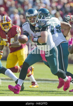 Landover, Maryland, USA. 16th Oct, 2016. Philadelphia Eagles quarterback Carson Wentz (11) looks to hand off the ball early in the first quarter against the Washington Redskins at FedEx Field in Landover, Maryland on Sunday, October 16, 2016.Credit: Ron Sachs/CNP © Ron Sachs/CNP/ZUMA Wire/Alamy Live News Stock Photo