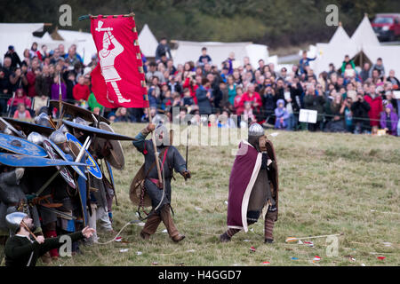 Battle, UK. 16th Oct, 2016. The final day of the 950th anniversary re-enactment at Battle Abbey, in East Sussex, widely accepted as the site of one of the most famous events in British history, is the focus for a weekend of events. The battle, between William of Normandy and Anglo-Saxon King Harold II, ended in the latter's death. Credit:  Jason Richardson / Alamy Live News Stock Photo