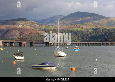 Boats moored on the Mawddach Estuary with Cader Idris in the distance, Barmouth, Gwynedd, North Wales, UK Stock Photo