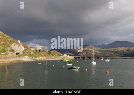Boats moored on the Mawddach Estuary with Cader Idris in the distance, Barmouth, Gwynedd, North Wales, UK Stock Photo