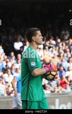 Naples, Italy. 15th Oct, 2016. Wojciech Szczesny (goalkeeper) of A.S.Roma in action during soccer match between SSC Napoli and A.S.Roma at San Paolo Stadium in Napoli. Final result Napoli vs. A.S. Roma 1-3. © Salvatore Esposito/Pacific Press/Alamy Live News Stock Photo