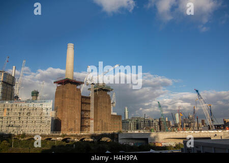 Only one chimney on Battersea Power Station Stock Photo