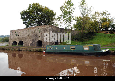 A canal boat moored by the Odynau Calch Llangatwg, Llangattock Lime Kilns, on the Monmouthshire and Brecon Canal Stock Photo