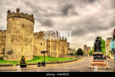 Statue of Queen Victoria and walls of Windsor Castle - England Stock Photo