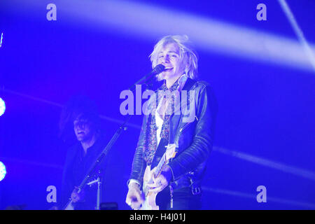 Ross lynch and r5 hi-res stock photography and images - Alamy