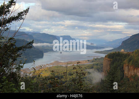 Columbia River Gorge on the border of Washington and Oregon, USA Stock Photo