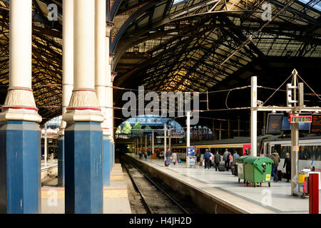 Columns and platforms at Liverpool Street Station, London Stock Photo