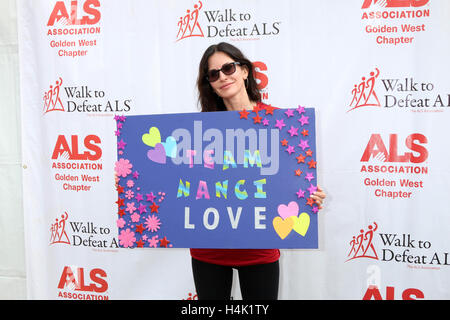 Los Angeles, Ca, USA. 16th Oct, 2016. Courteney Cox at the ALS Association Golden West Chapter Los Angeles County Walk To Defeat ALS at Exposition Park in Los Angeles, CA on October 16, 2016. © David Edwards/Media Punch/Alamy Live News Stock Photo