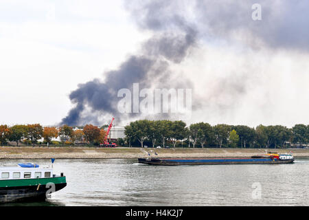 Ludwigshafen, German. 17th Oct, 2016. Dark smoke clouds rising above Ludwigshafen, Germany, 17 October 2016. Several people have been injured in an explosion on the chemical company's BASF site in Ludwigshafen. Several people remain missing after the accident according to the city and company. Photo: Uwe Anspach/DPA/Alamy Live News Stock Photo