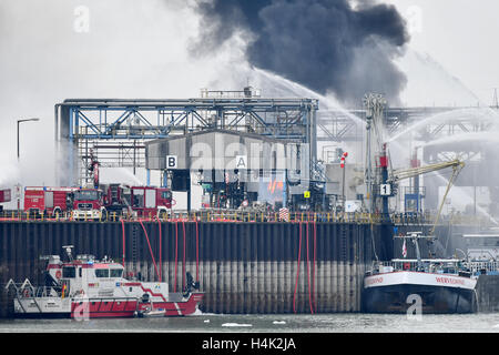 Ludwigshafen, German. 17th Oct, 2016. Ludwigshafen, Germany. 17th Oct, 2016. Fire-fighting operations are in full swing on the premises of the chemical company BASF in Ludwigshafen, Germany, 17 October 2016. The company has announced that numerous people are still missing and that several are wounded. Photo: Uwe Anspach/dpa/Alamy Live News Stock Photo