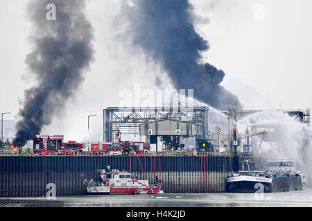 Ludwigshafen, German. 17th Oct, 2016. Ludwigshafen, Germany. 17th Oct, 2016. Fire-fighting operations are in full swing on the premises of the chemical company BASF in Ludwigshafen, Germany, 17 October 2016. The company has announced that numerous people are still missing and that several are wounded. Photo: Uwe Anspach/dpa/Alamy Live News Stock Photo