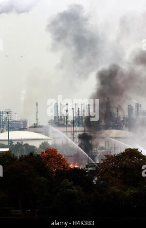 Frankfurt. 17th Oct, 2016. Photo taken on Oct. 17, 2016 shows the scene of an explosion in Ludwigshafen, southwestern Germany. One person died in an explosion at German chemical company BASF facility in Ludwigshafen, which also left several people injured, German media Spiegel Online reported on Monday. Credit:  Xinhua/Alamy Live News Stock Photo