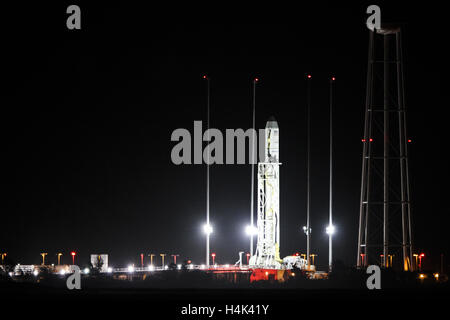 Wallops Islands, VA, USA. 15th Oct, 2016. The Orbital ATK Antares rocket at the NASA Wallops Island flight facility in Wallops Island, Va., Sunday, Oct. 16, 2016. The rocket is carrying 5,100 pounds of supplies to the International Space Station. The launch is scheduled to take place Monday evening. © Oliver Contreras/ZUMA Wire/Alamy Live News Stock Photo