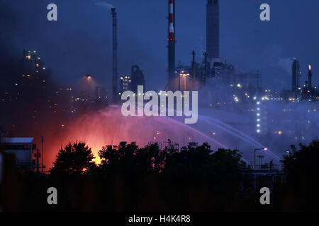 Ludwigshafen. 17th Oct, 2016. Photo taken on Oct. 17, 2016 shows the fire after an explosion at German chemical company BASF facility in Ludwigshafen, southwestern Germany. Two persons died in an explosion at German chemical company BASF facility in Ludwigshafen, which also left at least six people injured, two more missing. Credit:  Luo Huanhuan/Xinhua/Alamy Live News Stock Photo