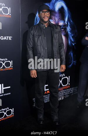 Hollywood, CA, USA. 17th Oct, 2016. 17 October 2016 - Hollywood, California. Tyler Perry. Premiere Of Lionsgate's ''Boo! A Madea Halloween'' held at ArcLight Cinerama Dome. Photo Credit: Birdie Thompson/AdMedia Credit:  Birdie Thompson/AdMedia/ZUMA Wire/Alamy Live News Stock Photo