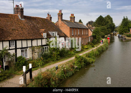 England, Berkshire, Hungerford, old houses beside Kennet and Avon Canal towpath Stock Photo