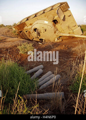 9th July 2003 An Iraqi Soviet-made T62 tank lies on its side, just off Highway 1, about thirty miles north of Baghdad, Iraq. Stock Photo