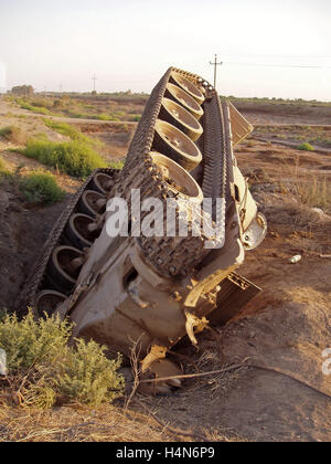 9th July 2003 An Iraqi Soviet-made T62 tank lies on its side, just off Highway 1, about thirty miles north of Baghdad, Iraq. Stock Photo